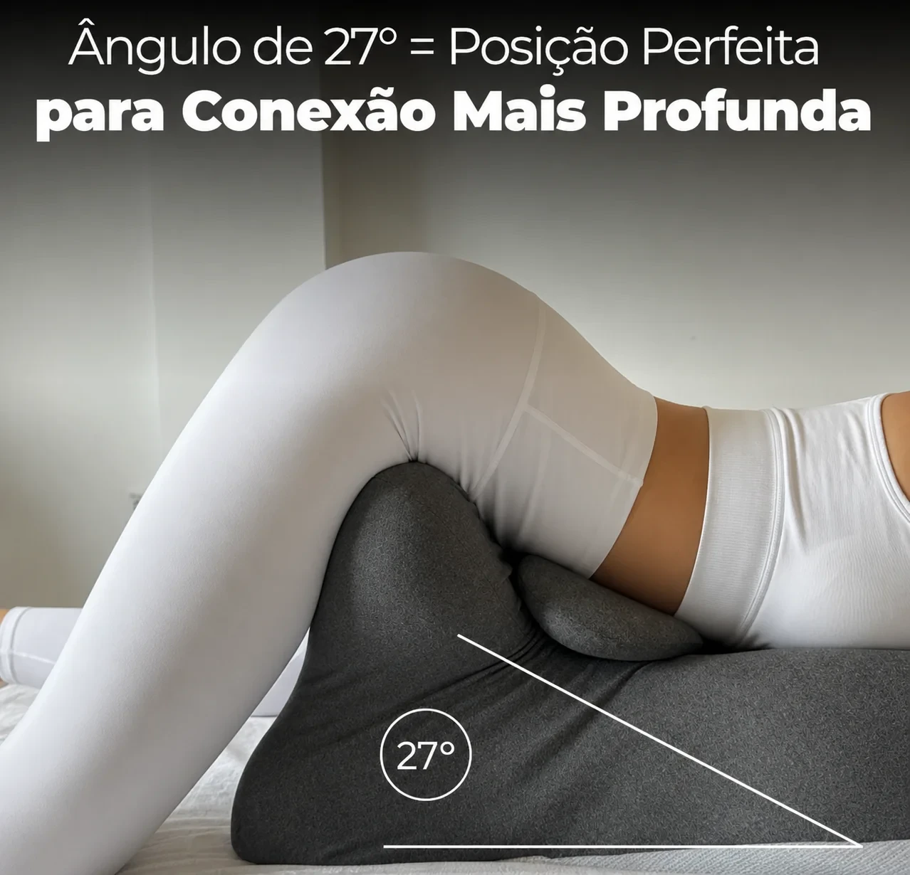 Ela senta na almofada. O quadril dela relaxa.